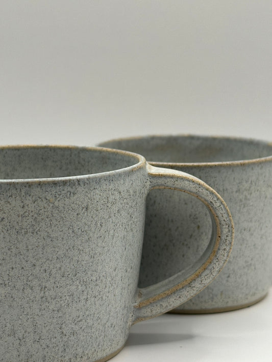 2 st koppar med öra, grå